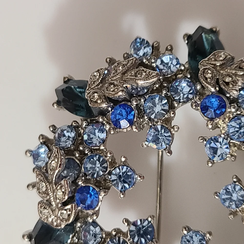 Vintage Blue Silver Rhinestone 3D Wreath Round Brooch Leafs Estate Vtg Euc - Picture 4 of 9